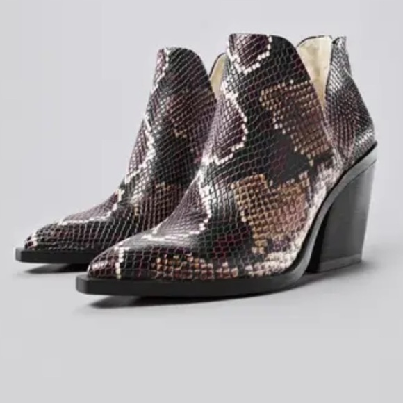 Vince Camuto Gigietta Leather Booties in Snakeskin Sz 8 - Picture 1 of 11